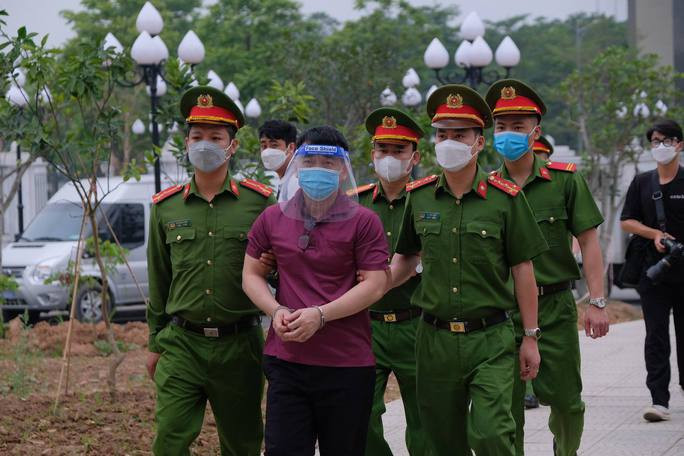 Một bị cáo được dẫn giải tới phiên toà Một bị cáo được dẫn giải tới phiên toà