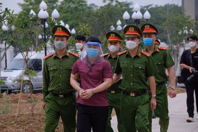 Một bị cáo được dẫn giải tới phiên toà Một bị cáo được dẫn giải tới phiên toà