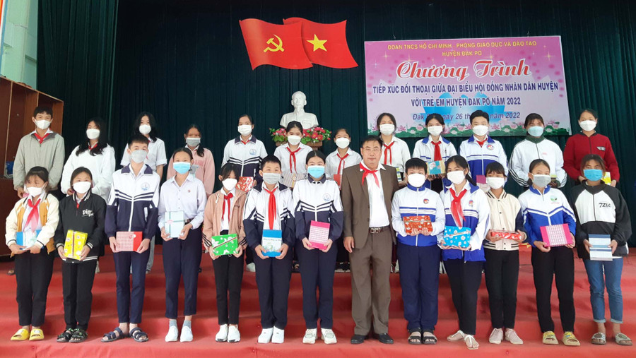 Đại diện lãnh đạo huyện Đak Pơ tặng quà cho các em tham gia chương trình đối thoại