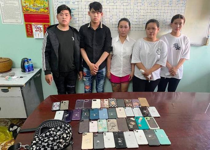 Các nghi phạm cùng tang vật tại cơ quan công an  Các nghi phạm cùng tang vật tại cơ quan công an