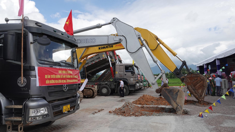 Các đơn vị bắt đầu thi công dự án. Ảnh: Hoàng Trọng Các đơn vị bắt đầu thi công dự án. Ảnh: Hoàng Trọng