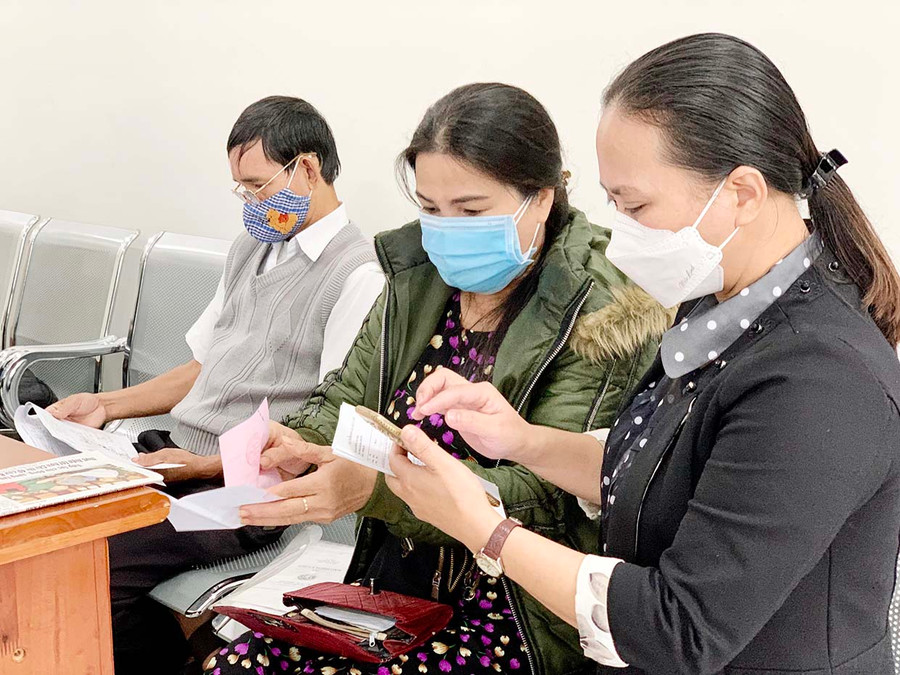  Nhân viên BHXH tỉnh tuyên truyền đến người lao động trên địa bàn tỉnh về việc chi trả chế độ BHXH, trợ cấp thất nghiệp thông qua tài khoản cá nhân. Ảnh: Như Ý