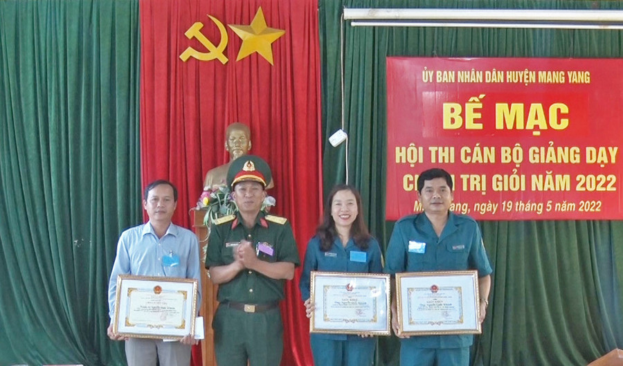 Ban tổ chức trao giải nhất, nhì, ba cho các thí sinh tham gia tại hội thi. Ảnh: Nguyễn Kim