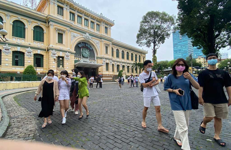 Nhiều bạn check-in Bưu điện Thành phố. PHẠM HỮU