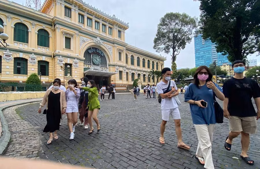 Nhiều bạn check-in Bưu điện Thành phố. PHẠM HỮU