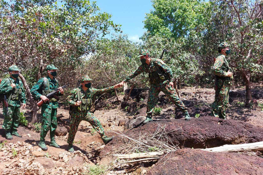 Cán bộ, chiến sĩ Đồn Biên phòng Ia O đi tuần tra trong dịp ngỉ lễ. Ảnh: Vĩnh Hoàng