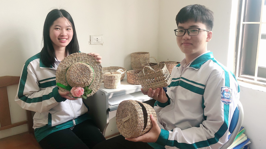 Hai bạn Chung (phải) và Trang với đồ thủ công từ cây sả, khoai nước. Ảnh: Nguyễn Hiền