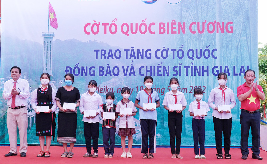 Dịp này, Báo Người Lao Động cũng trao học bổng khuyến học, tiếp sức cho học sinh khó khăn tỉnh Gia Lai. Ảnh: Minh Châu Báo Người Lao Động trao học bổng khuyến học, tiếp sức cho học sinh khó khăn tỉnh Gia Lai. Ảnh: Minh Châu