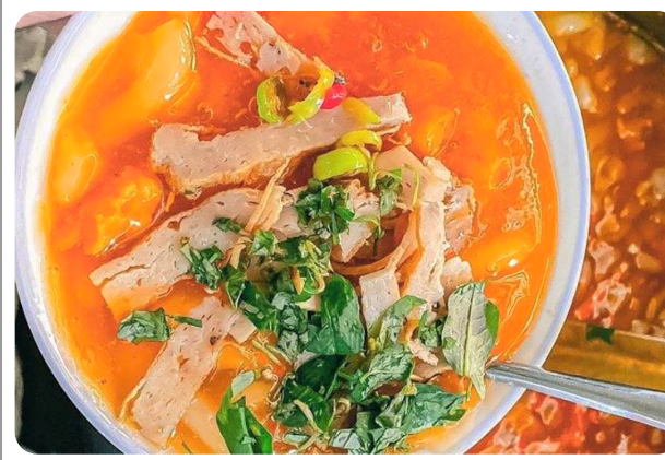 Tô bánh canh Nam Phổ hấp hẫn với màu trắng của bánh canh, màu đỏ của nhân tôm thịt, xen lẫn màu xanh mướt của hành lá. Ảnh: VietKings