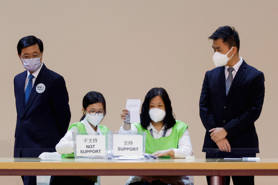 Quá trình kiểm phiếu. Ảnh: Reuters