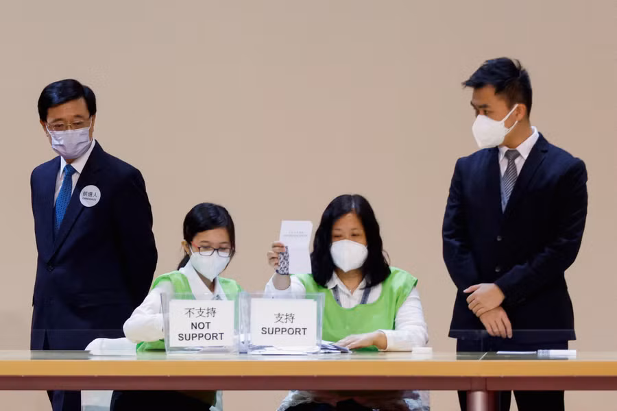 Quá trình kiểm phiếu. Ảnh: Reuters