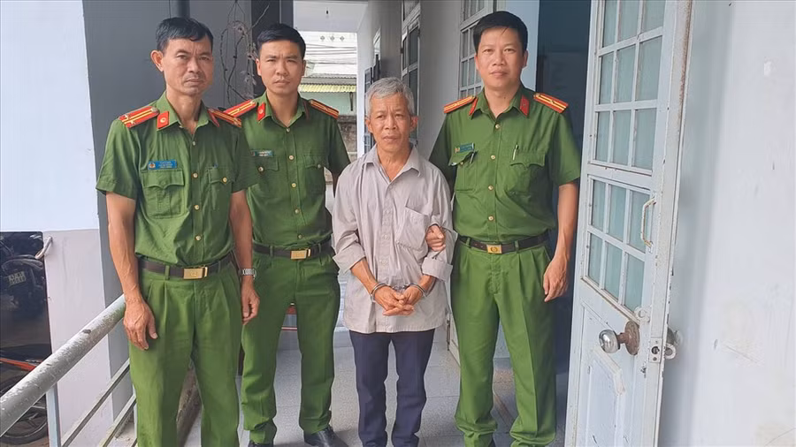 Chu Sỹ Duy bị lực lượng công an bắt giữ. Ảnh: T.X