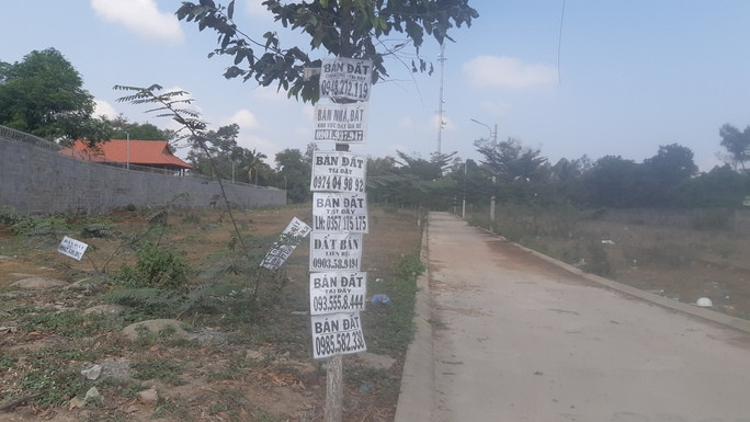 Bảng rao bán đất chằng chịt trước Cụm Công nghiệp Tân An Bảng rao bán đất chằng chịt trước Cụm Công nghiệp Tân An