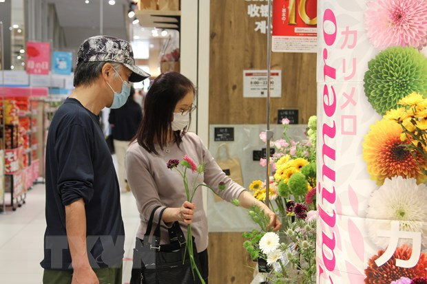 Khách hàng chọn mua hoa ở siêu thị AEON Mall Makuhari (Chiba, Nhật Bản). (Ảnh: Đào Thanh Tùng/TTXVN) Khách hàng chọn mua hoa ở siêu thị AEON Mall Makuhari (Chiba, Nhật Bản). (Ảnh: Đào Thanh Tùng/TTXVN)