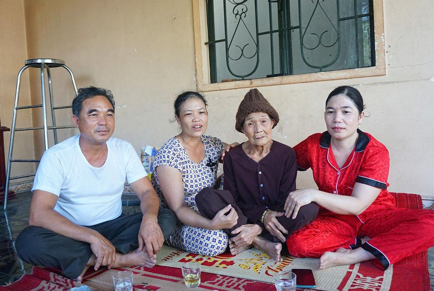 Ông Tuấn đoàn tụ cùng mẹ và các chị em gái. Ảnh: Gia đình cung cấp Ông Tuấn đoàn tụ cùng mẹ và các chị em gái. Ảnh: Gia đình cung cấp