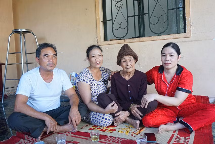 Ông Tuấn đoàn tụ cùng mẹ và các chị em gái. Ảnh: Gia đình cung cấp