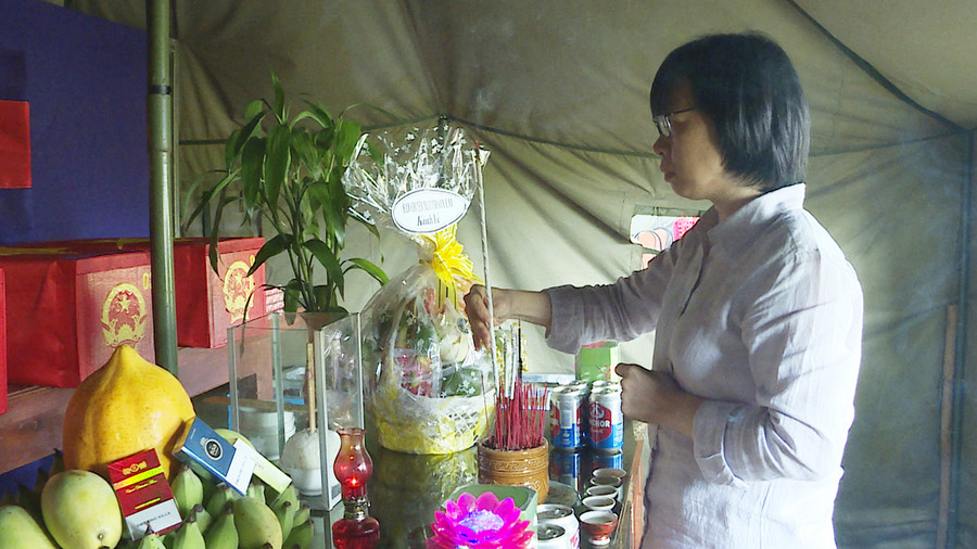  Phó Chủ tịch UBND tỉnh Gia Lai, Trưởng Ban Chuyên trách tỉnh Gia Lai Nguyễn Thị Thanh Lịch dâng hương các anh hùng liệt sĩ được Đội K52 tìm kiếm, quy tập tại tỉnh Ratanakiri (Vương quốc Campuchia). Ảnh: Đoàn Bình