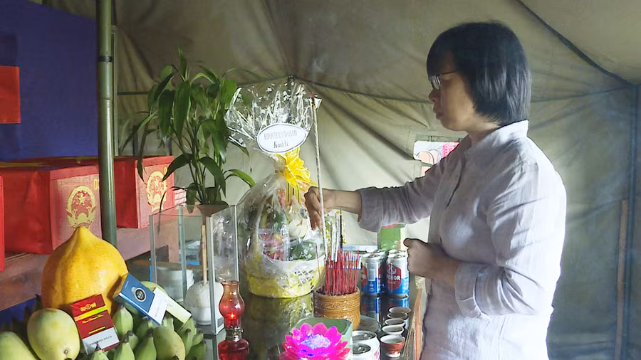  Phó Chủ tịch UBND tỉnh Gia Lai, Trưởng Ban Chuyên trách tỉnh Gia Lai Nguyễn Thị Thanh Lịch dâng hương các anh hùng liệt sĩ được Đội K52 tìm kiếm, quy tập tại tỉnh Ratanakiri (Vương quốc Campuchia). Ảnh: Đoàn Bình