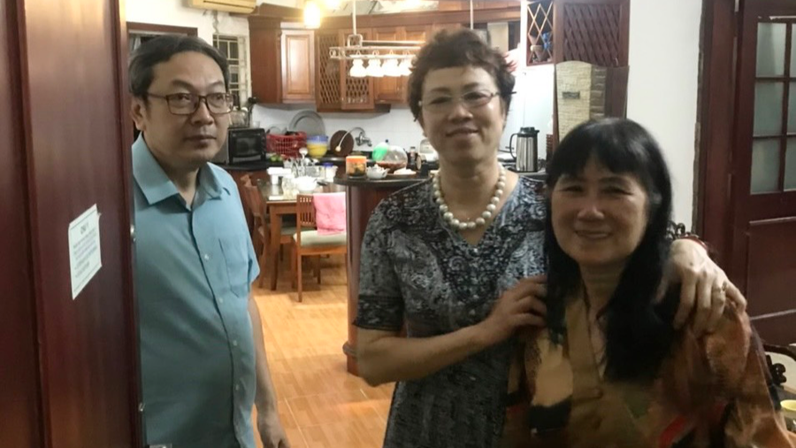 Gia đình, người thân vui mừng khi thấy bà Liên khoẻ mạnh trở về nhà sau 7 ngày sống sót kỳ diệu trên núi Yên Tử. Ảnh: Phạm Văn Anh