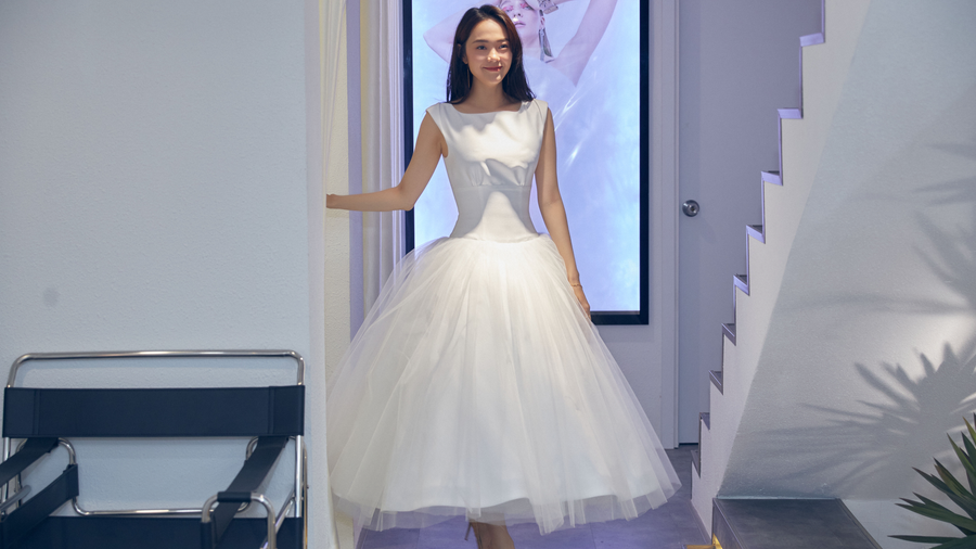 Minh Hằng thử váy cưới của nhà thiết kế Huy Trần. Ảnh: NVCC