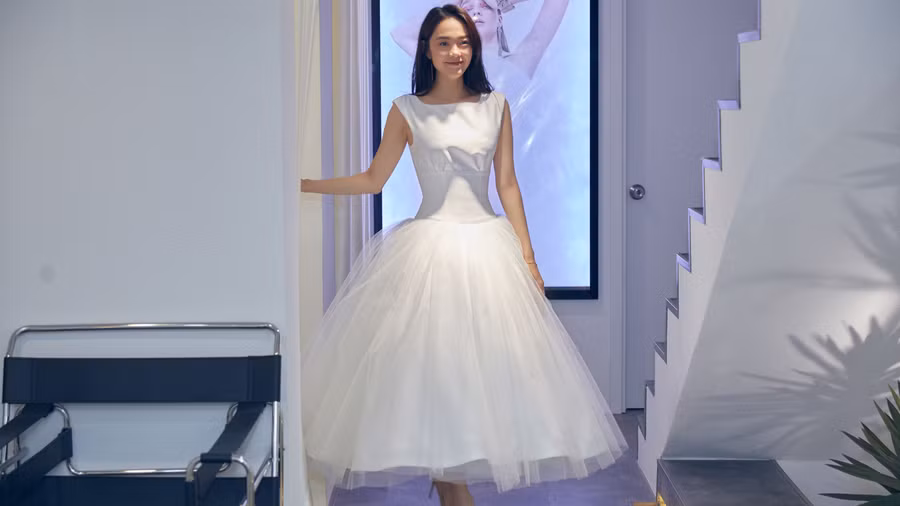 Minh Hằng thử váy cưới của nhà thiết kế Huy Trần. Ảnh: NVCC
