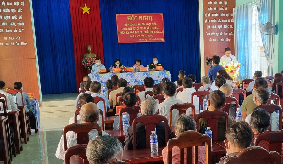 Quang cảnh buổi tiếp xúc cử tri tại huyện Chư Sê. Ảnh: Hà Phương