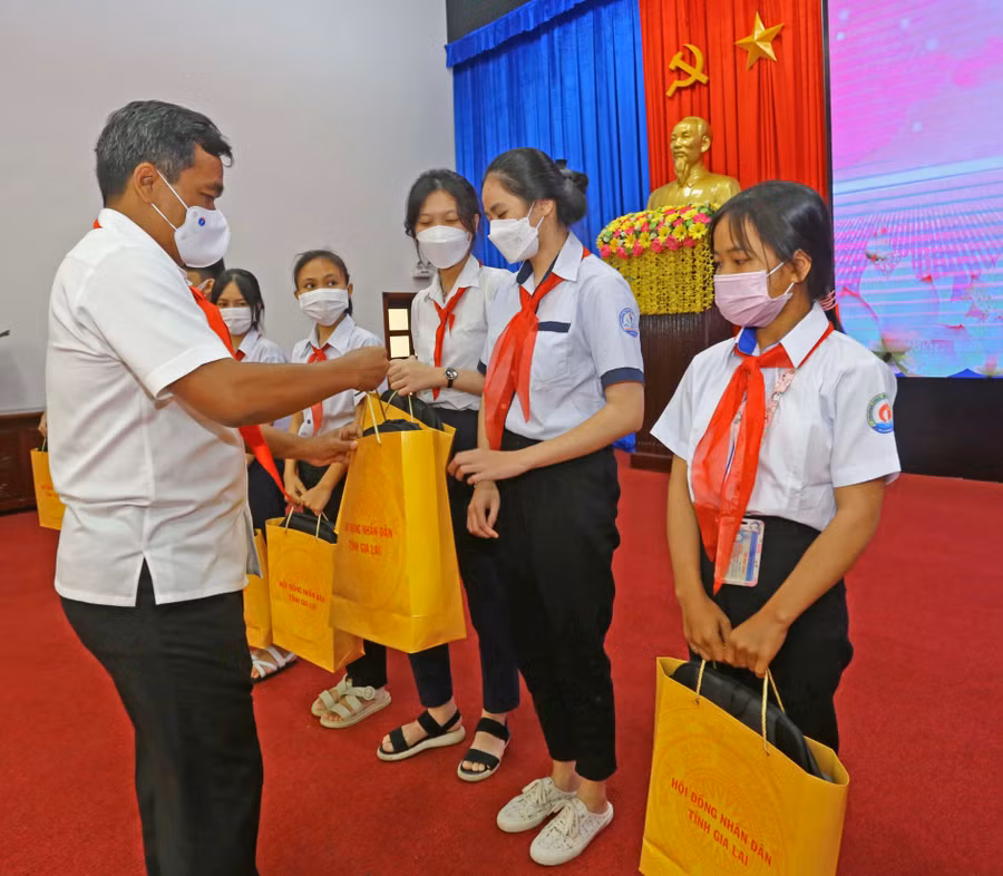 Đồng chí Hồ Văn Niên-Ủy viên Ban Chấp hành Trung ương Đảng, Bí thư Tỉnh ủy, Chủ tịch HĐND tỉnh tặng quà cho các em thiếu nhi tham gia chương trình tiếp xúc, đối thoại giữa đại biểu HĐND tỉnh với trẻ em năm 2022. Ảnh: Phan Lài