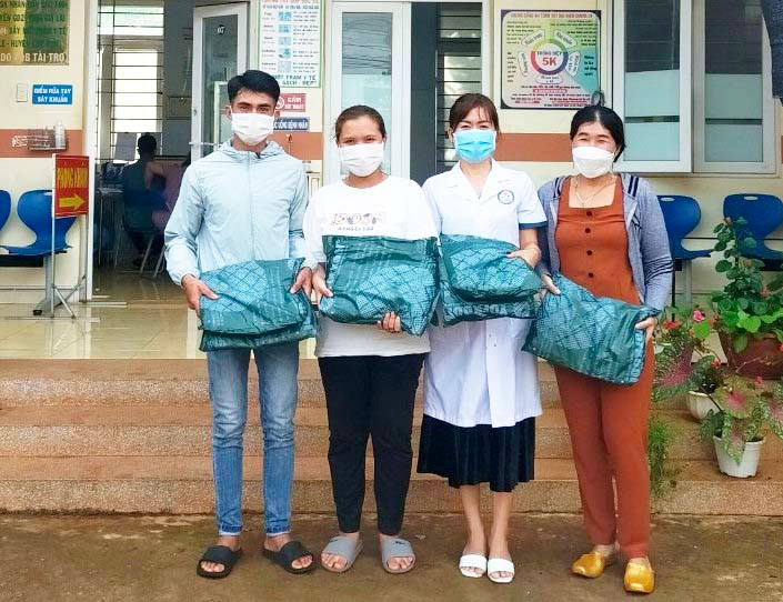 Trạm Y tế xã Ia Le phát màn tẩm hóa chất phòng trừ muỗi cho người dân. Ảnh: Thiên Di