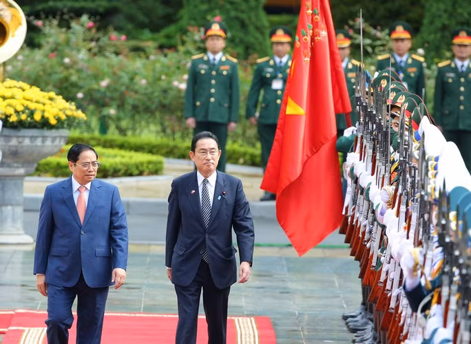 Thủ tướng Phạm Minh Chính và Thủ tướng Nhật Bản duyệt Đội Danh dự Quân đội nhân dân Việt Nam. Ảnh:Hữu Hưng