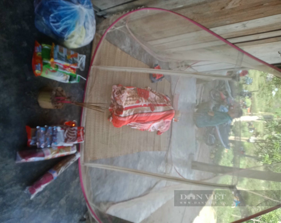 Gia đình lo hậu sự cho cháu bé. Ảnh: DH