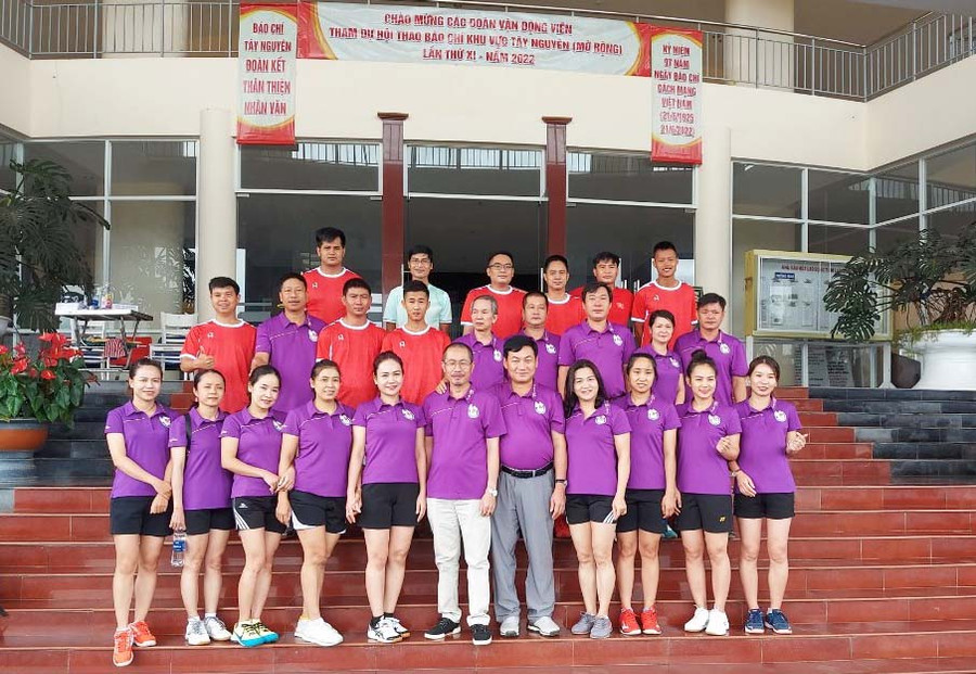 Đoàn cán bộ, VĐV Hội Nhà báo tỉnh Gia Lai chụp ảnh lưu niệm tại lễ khai mạc hội thao. Ảnh: Nguyễn Tú