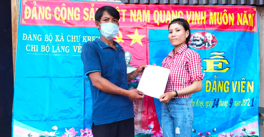 Đại diện Chi bộ làng Vẻh (xã Chư Krêy) trao quyết định kết nạp đảng viên cho chị Đinh Thị Bdên (người dân tộc Bahnar). Ảnh: Ngọc Minh