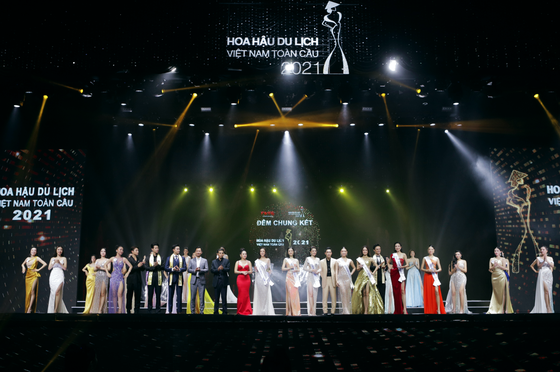 Các thí sinh trong phần thi Trang phục dạ hội. Ảnh: Team Kiếng Cận Các thí sinh trong phần thi Trang phục dạ hội. Ảnh: Team Kiếng Cận