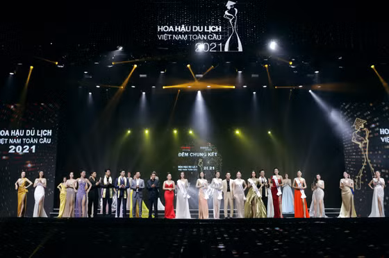 Các thí sinh trong phần thi Trang phục dạ hội. Ảnh: Team Kiếng Cận