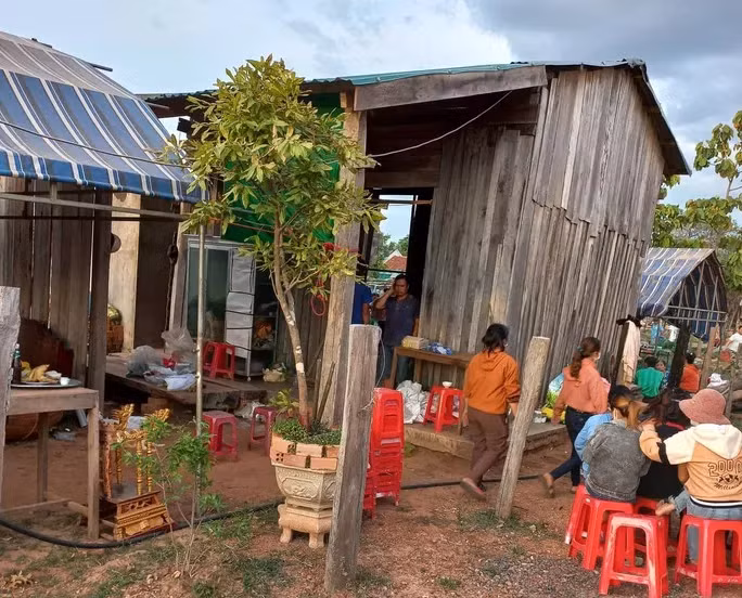 Căn nhà gỗ lụp xụp của gia đình anh T.
