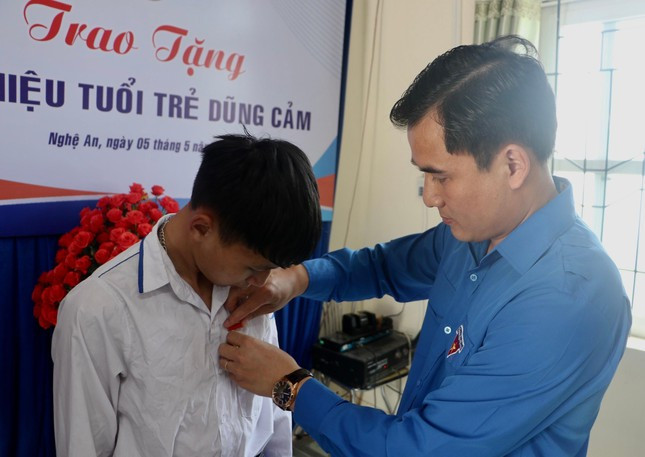 Anh Thái Minh Sỹ trao tặng Huy hiệu Tuổi trẻ dũng cảm cho em Đặng Ngọc Thái An.