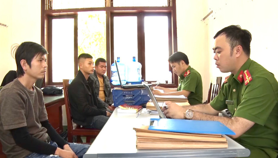 Công an đang lấy lời khai đối với các thanh niên trong vụ hỗn chiến. Ảnh: Hải Phong  Công an đang lấy lời khai đối với các thanh niên trong vụ hỗn chiến. Ảnh: Hải Phong