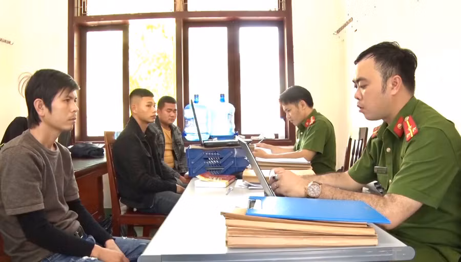  Công an đang lấy lời khai đối với các thanh niên trong vụ hỗn chiến. Ảnh: Hải Phong