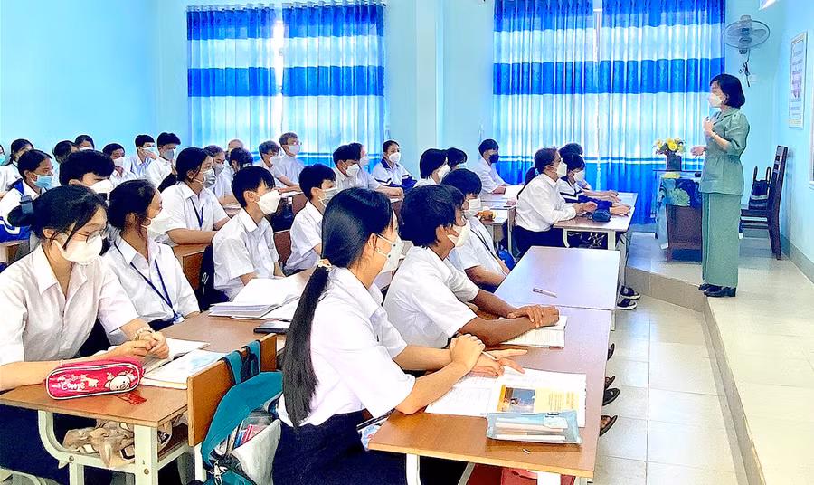  Cô Ngô Thị Thúy Hương-giáo viên Trường THCS Trần Phú (TP. Pleiku) tư vấn hướng nghiệp và hướng dẫn lựa chọn tổ hợp môn học cho học sinh lớp 9 khi vào lớp 10. Ảnh: Mộc Trà