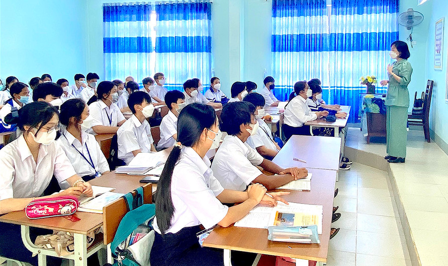 Cô Ngô Thị Thúy Hương-giáo viên Trường THCS Trần Phú (TP. Pleiku) tư vấn hướng nghiệp và hướng dẫn lựa chọn tổ hợp môn học cho học sinh lớp 9 khi vào lớp 10. Ảnh: Mộc Trà  Cô Ngô Thị Thúy Hương-giáo viên Trường THCS Trần Phú (TP. Pleiku) tư vấn hướng nghiệp và hướng dẫn lựa chọn tổ hợp môn học cho học sinh lớp 9 khi vào lớp 10. Ảnh: Mộc Trà