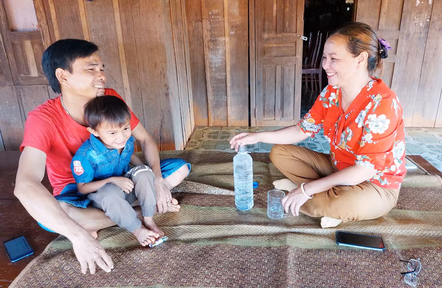 Anh Rơ Mah Thúy (làng Triêl, xã Ia Pnôn, huyện Đức Cơ) tự hào khoe về những đổi thay của làng. Ảnh: Vĩnh Hoàng