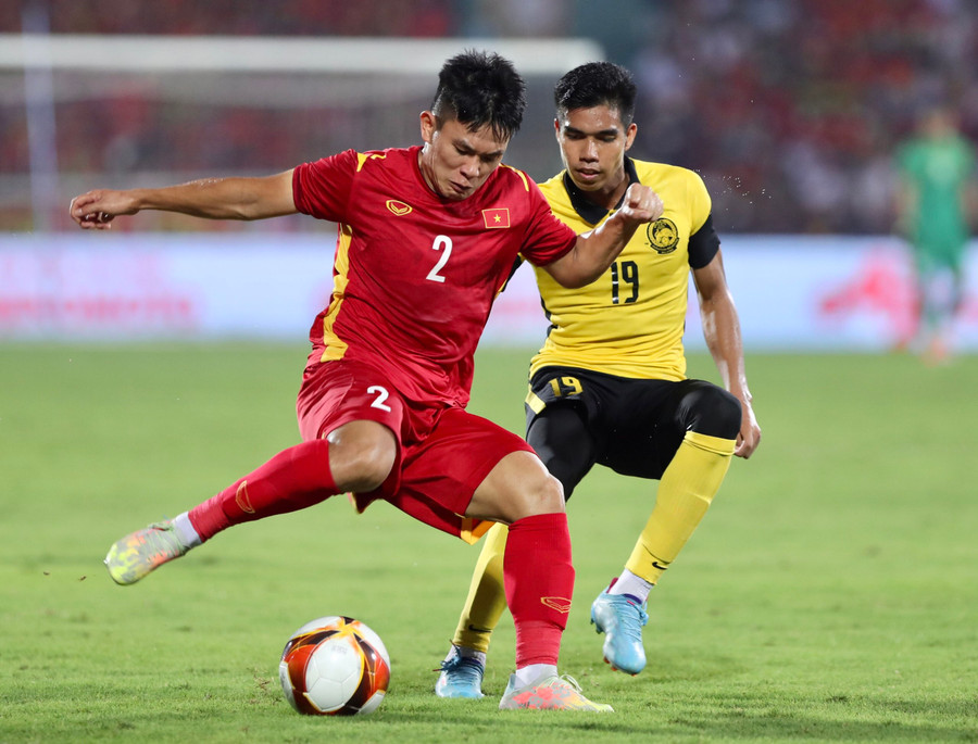 U23 Việt Nam (bìa trái) đang thể hiện bộ mặt khá xù xì ở giải đấu năm nay. Ảnh: Văn Hữu