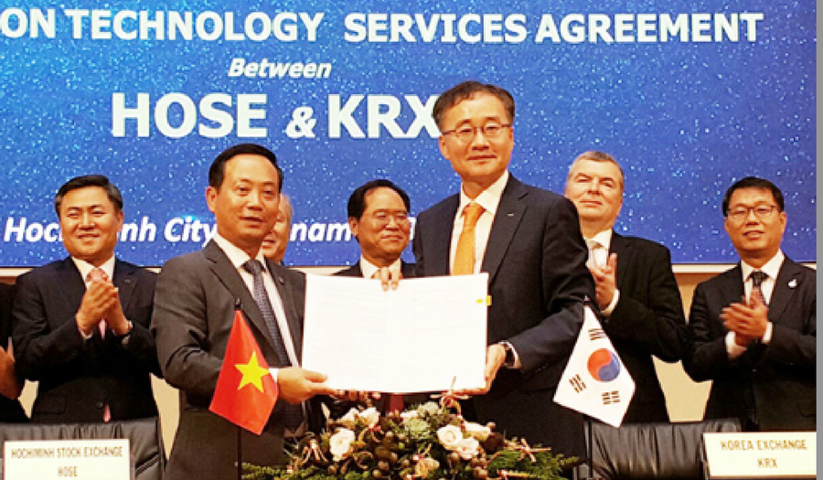  Ông Trần Văn Dũng đại diện HOSE ký với KRX gói thầu tăng lên 40 triệu USD. Ảnh: HOSE