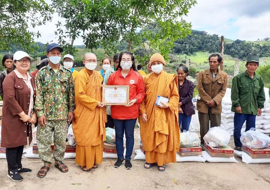 Tặng quà cho các hộ nghèo, đồng bào DTTS khó khăn xã Krong, huyện Kbang. Ảnh: Hồng Ngọc