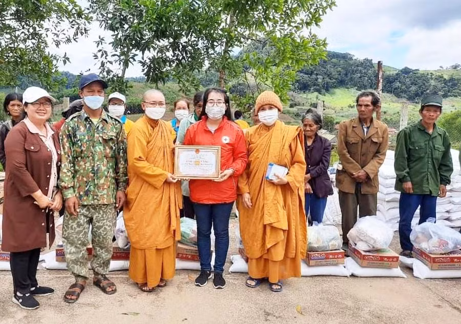 Tặng quà cho các hộ nghèo, đồng bào DTTS khó khăn xã Krong, huyện Kbang. Ảnh: Hồng Ngọc