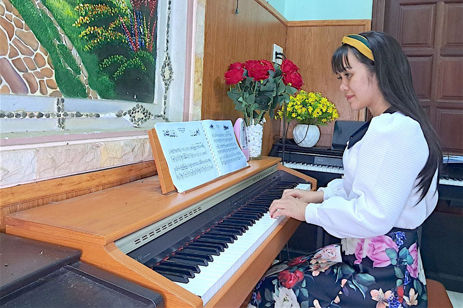 Cô Nguyễn Thị Hồng Nhung-giáo viên Trường THCS và THPT Phạm Hồng Thái (huyện Chư Păh) luôn chủ động nâng cao trình độ, sẵn sàng dạy môn Âm nhạc lớp 10 nếu được nhà trường phân công. Ảnh: Mộc Trà