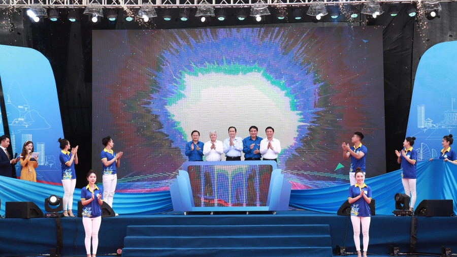 Các đại biểu thực hiện nghi thức lễ khai mạc. Ảnh: BẢO ANH