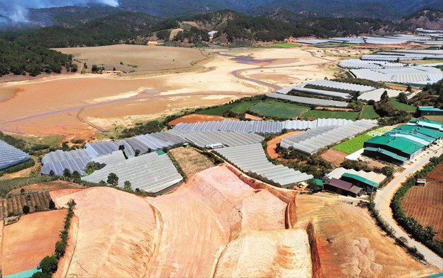 Lòng hồ Đan Kia bị bồi lắng do việc canh tác nông nghiệp quanh hồ