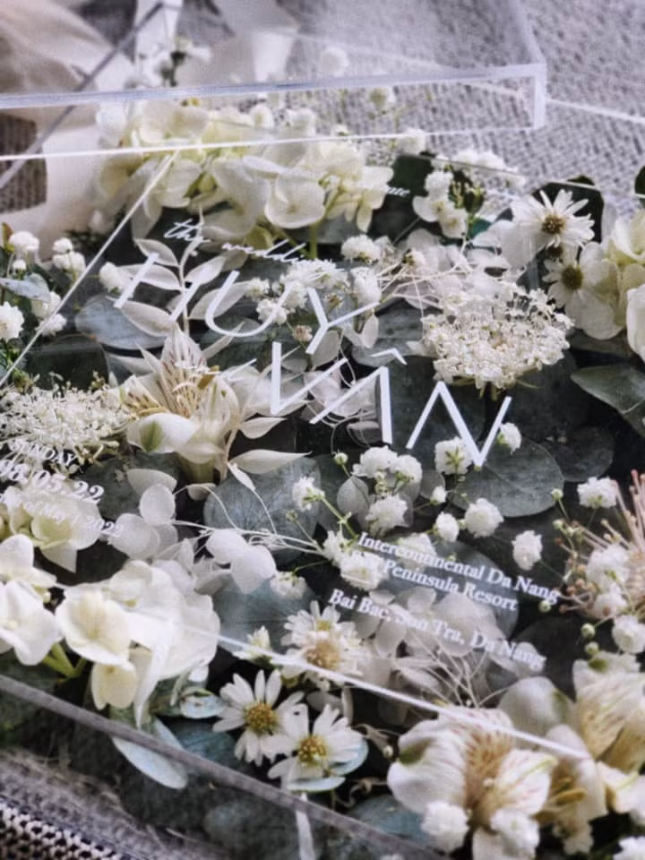 Thiệp mời cưới sang trọng, độc đáo của Ngô Thanh Vân và Huy Trần. Ảnh: FBNV