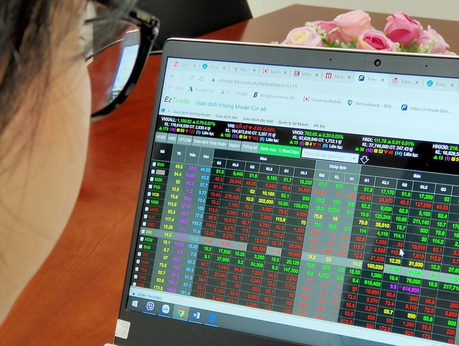  Mọi chuyện đang kết thúc nhanh như khi mọi thứ bắt đầu đối với những người lấy dũng cảm tham gia thị trường chứng khoán theo đám đông. Ảnh: Thế Lâm